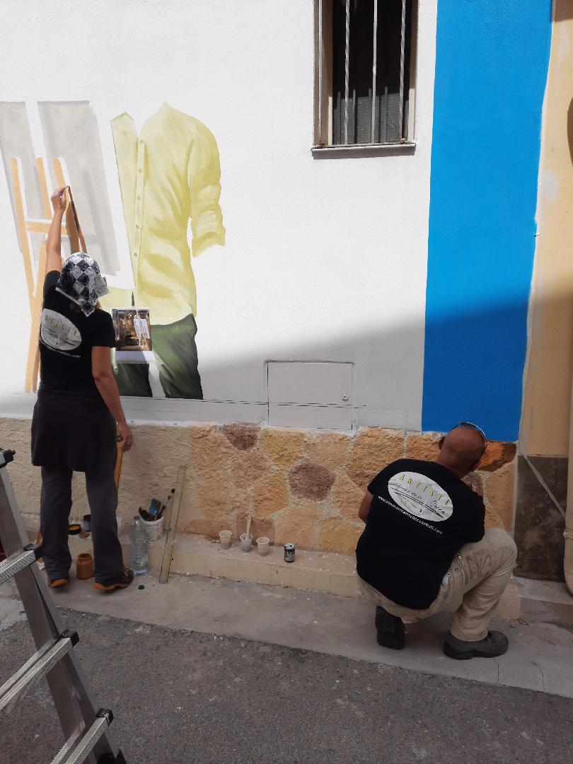 Agnes Zimmerman e Luca Cocco durante la realizzazione di un Murales a Capoterra (CA)